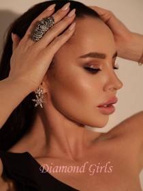 Escort Anna with black hair