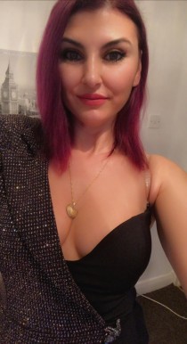 Escort Christina with brunette hair
