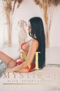 Escort Clarissa with brunette hair
