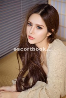 Escort SEO HYEON with brunette hair