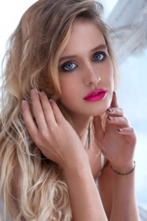 Escort Anna with blonde hair