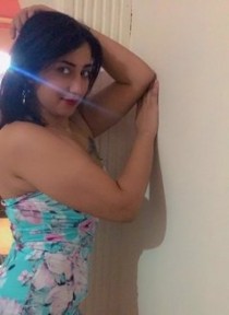 Escort azra with brunette hair