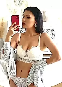 Maya escort available in London