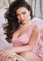 petite Savannah escort