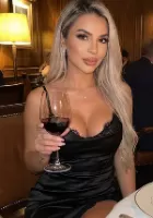 Annisia oozes sex-appeal in London