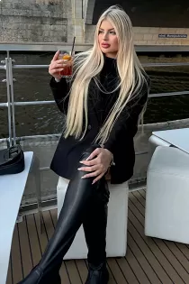 Escort Spargy with blonde hair