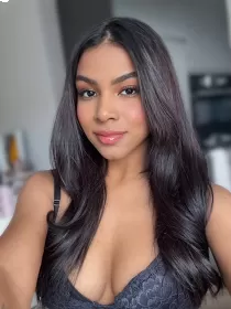 Escort Pancha with brunette hair