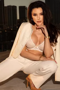 Escort Kathy with brunette hair