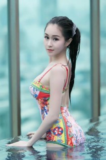 Escort Molly with brunette hair