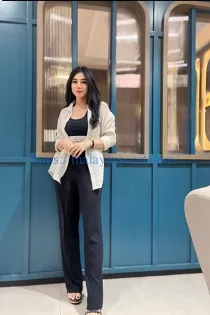 Escort Aleesya with black hair