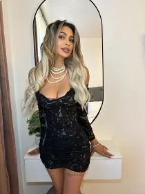 Escort Valeria with blonde hair