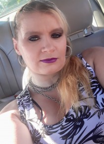 Escort Katarina Monroe with blonde hair