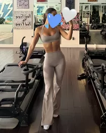 Escort GFE Dayana with brunette hair