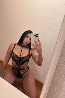 Escort Jasmin with black hair