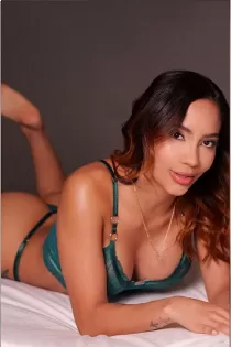 Escort Ivy with brown hair