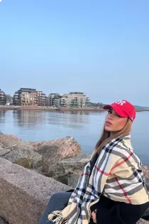 Escort Evie with brown hair