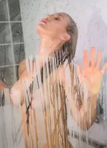 Escort Ava with blonde hair